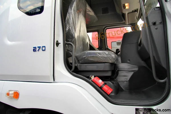 Dongfeng Liuqi Chenglong M5 camion porteur 270 ch 6X2(8 roues) camion porteur fourgon 9,6 m Cabine (3) | 86Trucks