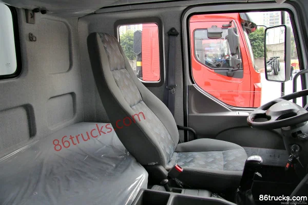 Dongfeng Liuqi Chenglong M5 camion porteur 270 ch 6X2(8 roues) camion porteur fourgon 9,6 m Cabine (1) | 86Trucks