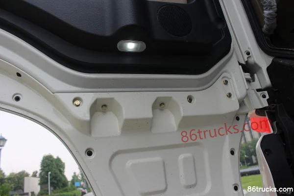 Sinotruk HOWO T5G camion lourd 280 ch 6X2(8 roues) camion porteur fourgon 9,92 m (boîte standard) Cabine (3) | 86Trucks