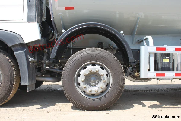 Sinotruk HOWO T5G 340 ch 8X4(12 roues) camion citerne (Yunli) Châssis (2) | 86Trucks