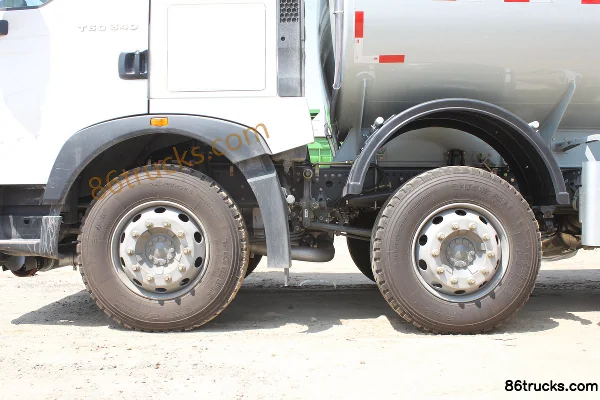 Sinotruk HOWO T5G 340 ch 8X4(12 roues) camion citerne (Yunli) Châssis (1) | 86Trucks
