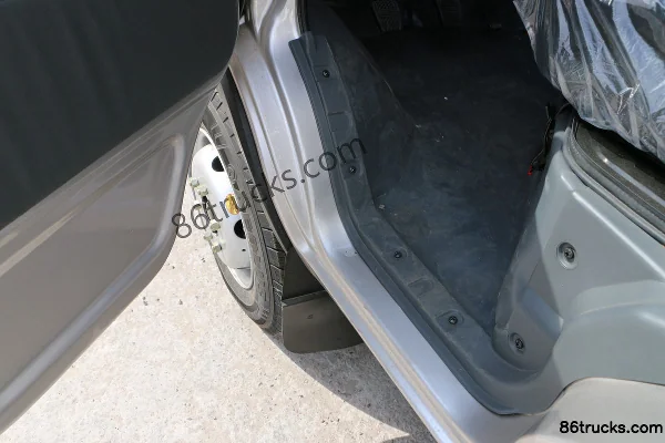 Dongfeng T3 1.6L 123hp 4X2(6 wheels) Gasoline 3.3m single-row van mini truck Cab (3) | 86Trucks