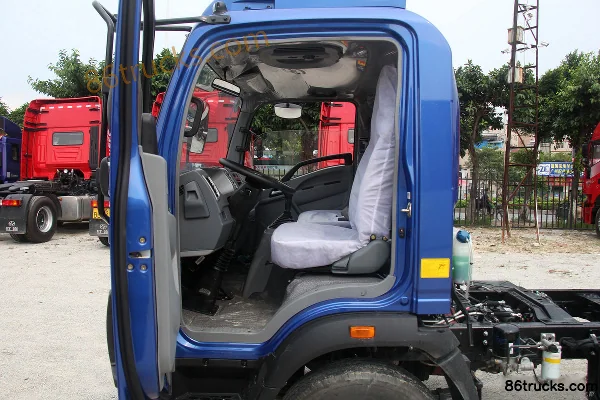 Sinotruk HOWO Tongshuai 154hp 4X2(6 wheels) 4.165m single-row flatbed light truck chassis (10-speed) Cab (3) | 86Trucks