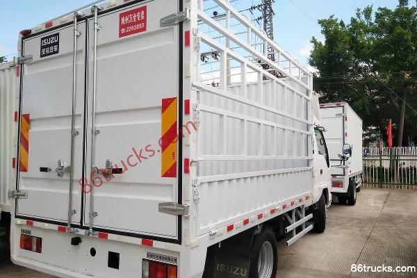 Qingling Isuzu 100P 98 ch 4X2(6 roues) 3,245 m camion porteur double cabine avec ridelles Extérieur (3) | 86Trucks