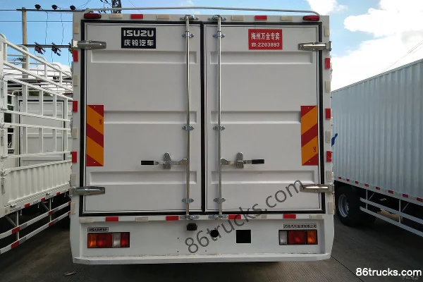 Qingling Isuzu 100P 98 ch 4X2(6 roues) 3,245 m camion porteur double cabine avec ridelles Extérieur (2) | 86Trucks