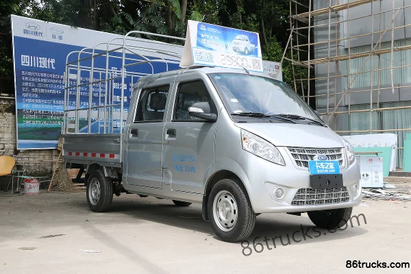 NanJun Ruiyi C-Series 1.3L 87hp 4X2(6 wheels) Gasoline 2.1m Double Row Stake Truck Exterior