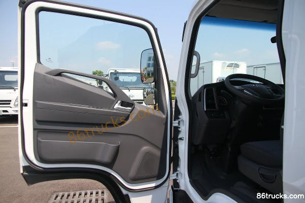 Hyundai Commercial Vehicle (formerly Sichuan Hyundai) ShengTu 129 hp 4X2(6 wheels) sweeper truck Cab (1) | 86Trucks