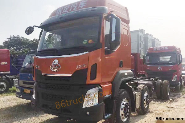 Dongfeng Liuqi Chenglong H5 Medium Truck 240hp 6X2(8 wheels) 7.8m stake cargo truck chassis Exterior (2) | 86Trucks