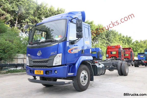 Dongfeng Liuqi Chenglong L3 170 hp 4X2(6 wheels) 7.7m Crew Cab Van Cargo Truck Exterior (3) | 86Trucks