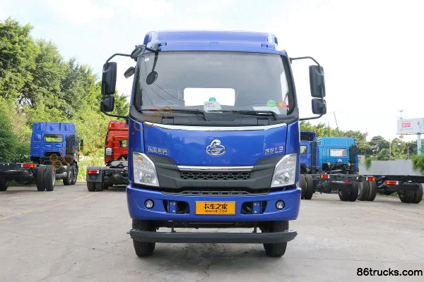 Dongfeng Liuqi Chenglong L3 170 hp 4X2(6 wheels) 7.7m Crew Cab Van Cargo Truck Exterior (2) | 86Trucks