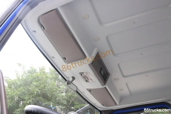 Dongfeng Liuqi Chenglong L3 170 hp 4X2(6 wheels) 7.7m Crew Cab Van Cargo Truck (3) | 86Trucks