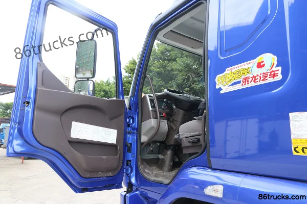 Dongfeng Liuqi Chenglong L3 170 hp 4X2(6 wheels) 7.7m Crew Cab Van Cargo Truck (1) | 86Trucks