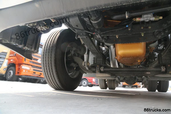 Dongfeng Liuqi Chenglong H7 Heavy Truck 500hp 6X2R Tractor Truck Chassis (2) | 86Trucks