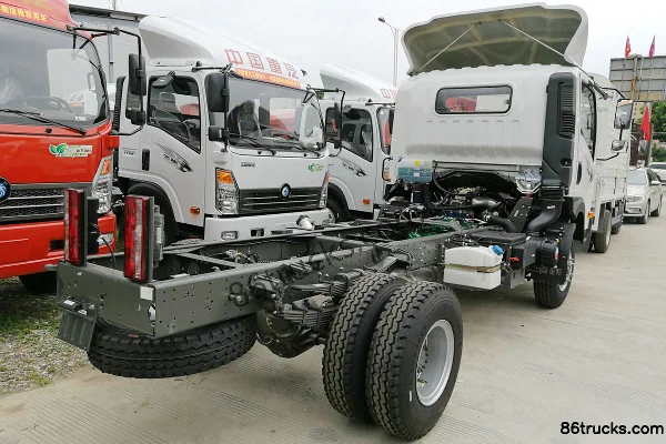 Sinotruk Wangpai 7 Series 143hp 4X2(6 wheels) 4.16m Single Row Stake Light Truck Chassis Exterior (3) | 86Trucks