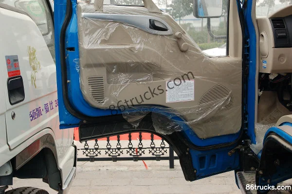 Shidai Linghang 3 120hp 4X2(6 wheels) 6.2m single-row flatbed cargo truck Cab (3) | 86Trucks