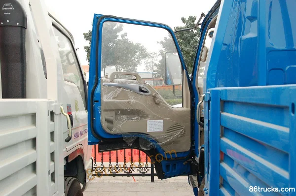 Shidai Linghang 3 120hp 4X2(6 wheels) 6.2m single-row flatbed cargo truck Cab (1) | 86Trucks