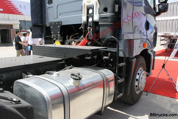 Hualing Xing Kama H08 poids lourd 340 ch 6X4(10 roues) tracteur routier Châssis (2) | 86Trucks