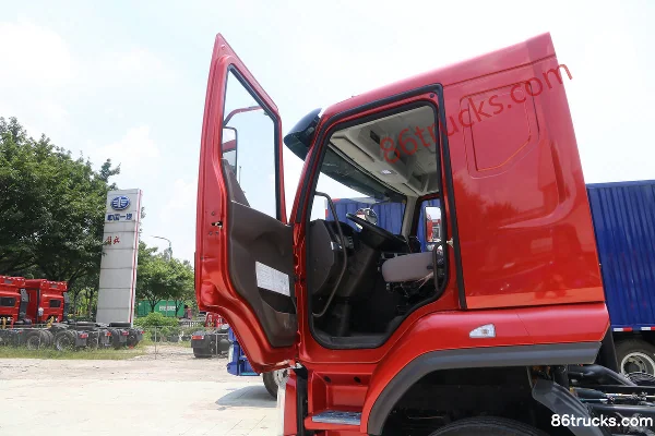 Dongfeng Liuqi Chenglong H5 Medium Truck 290 hp 6X2(8 wheels) 7.8m Box Cargo Truck (China VI) Cab (3) | 86Trucks