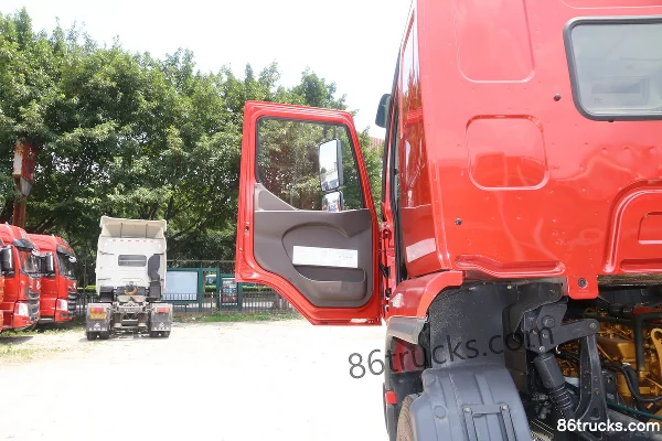 Dongfeng Liuqi Chenglong H5 Medium Truck 290 hp 6X2(8 wheels) 7.8m Box Cargo Truck (China VI) Cab (1) | 86Trucks