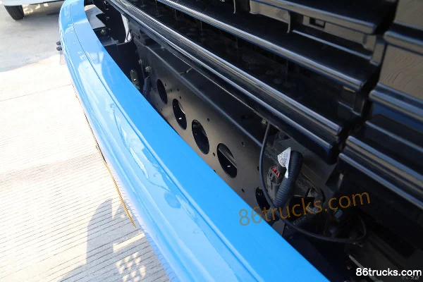 Qingling FVZ Heavy Truck 300 hp 4X2(6 wheels) 8.6m Box Van Cargo Truck Chassis (3) | 86Trucks