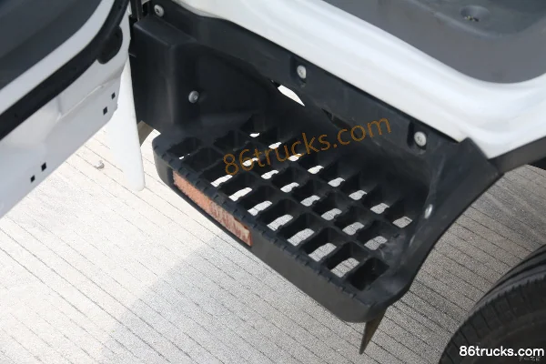 Qingling Isuzu KV100 98 hp 4X2(6 wheels) 4.17m Single Row Stake Truck Cab (3) | 86Trucks