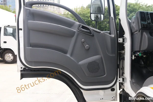 Qingling Isuzu KV100 98 hp 4X2(6 wheels) 4.17m Single Row Stake Truck Cab (2) | 86Trucks