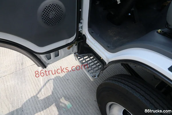 Qingling Isuzu 100P 98 hp 4X2(6 wheels) 4.25m Single Row Van Light Truck Cab (3) | 86Trucks