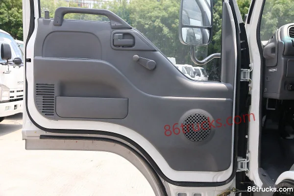 Qingling Isuzu 100P 98 hp 4X2(6 wheels) 4.25m Single Row Van Light Truck Cab (2) | 86Trucks