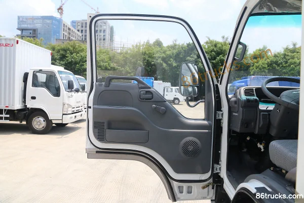 Qingling Isuzu 100P 98 hp 4X2(6 wheels) 4.25m Single Row Van Light Truck Cab (1) | 86Trucks