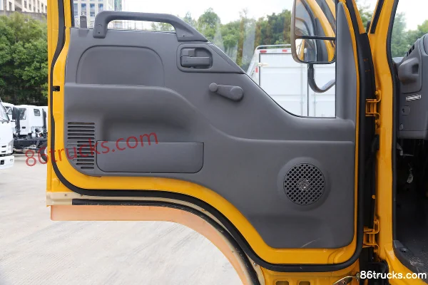 Qingling Isuzu 600P 130hp 4X2(6 wheels) 3.235m Double Row Flatbed Light Truck (6-speed) Cab (2) | 86Trucks