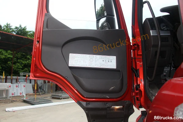 Dongfeng Liuqi Chenglong H5 Medium Truck 240 hp 6X2(8 wheels) 9.6m Van Cargo Truck Cab (2) | 86Trucks