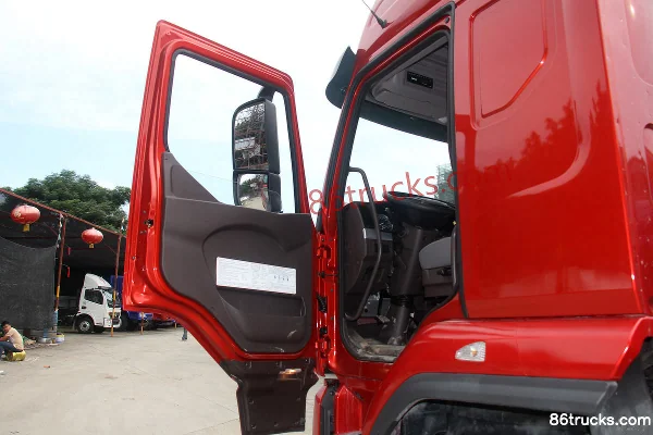 Dongfeng Liuqi Chenglong H5 Medium Truck 240 hp 6X2(8 wheels) 9.6m Van Cargo Truck Cab (1) | 86Trucks