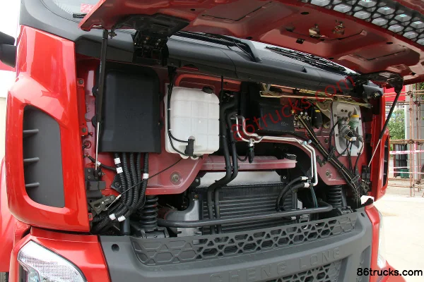 Dongfeng Liuqi Chenglong H5 Medium Truck 240 hp 6X2(8 wheels) 9.6m Van Cargo Truck Chassis (1) | 86Trucks