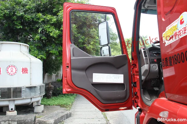 Dongfeng Liuqi New Chenglong M3 medium truck 180 hp 4X2(6 wheels) 7.7m van cargo truck Cab (1) | 86Trucks