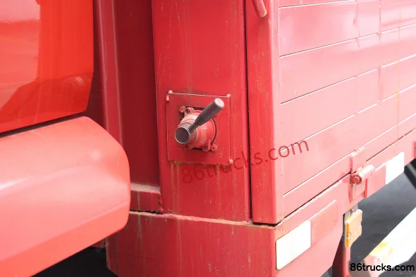 Dongfeng Liuqi New Chenglong M3 medium truck 180 hp 4X2(6 wheels) 7.7m van cargo truck Body (3) | 86Trucks