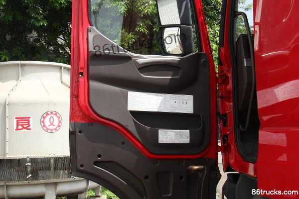 Dongfeng Liuqi Chenglong H7 320hp 8X4(12 wheels) 7.6m dump-type garbage truck Cab (3) | 86Trucks