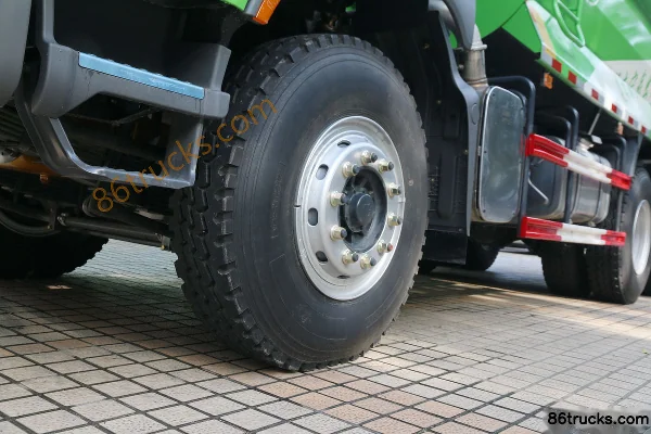 Dongfeng Liuqi Chenglong H7 385 hp 6X4(10 wheels) 5.6m Dump Truck Chassis (2) | 86Trucks