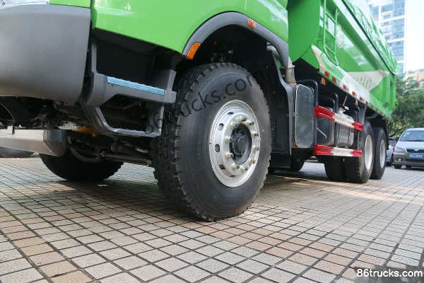 Dongfeng Liuqi Chenglong H7 385 hp 6X4(10 wheels) 5.6m Dump Truck Chassis (1) | 86Trucks