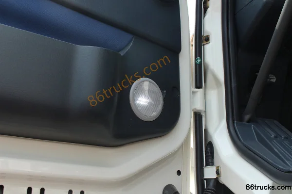 Sinotruk HOWO T7H heavy truck 430 hp 6X4(10 wheels) LNG tractor truck (B version) Cab (2) | 86Trucks