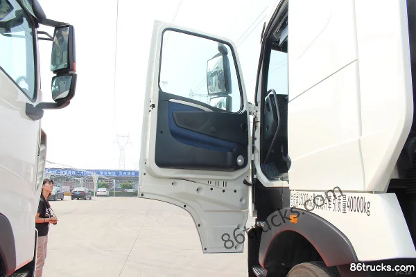 Sinotruk HOWO T7H heavy truck 430 hp 6X4(10 wheels) LNG tractor truck (B version) Cab (1) | 86Trucks
