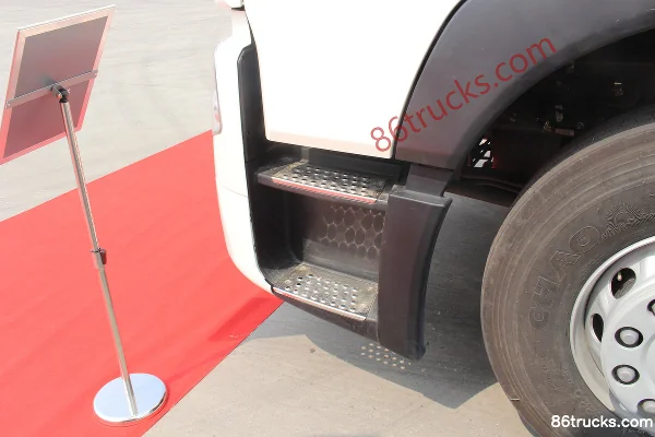 Sinotruk HOWO T7H heavy truck 430 hp 6X4(10 wheels) LNG tractor truck (B version) Chassis (3) | 86Trucks