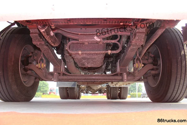 Sinotruk HOWO T7H heavy truck 430 hp 6X4(10 wheels) LNG tractor truck (B version) Chassis (2) | 86Trucks