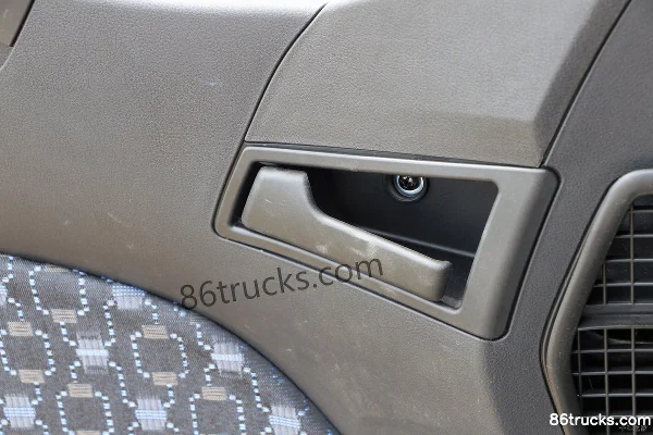 Sinotruk Sitrak C5H heavy truck 310hp 4X2(6 wheels) box cargo truck chassis (air suspension lift) Cab (3) | 86Trucks