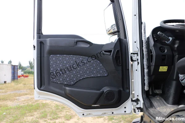 Sinotruk Sitrak C5H heavy truck 310hp 4X2(6 wheels) box cargo truck chassis (air suspension lift) Cab (1) | 86Trucks