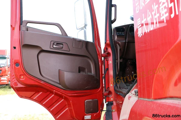Sinotruk Steyr DM5G Heavy Truck 340hp 4X2(6 wheels) Tractor Truck Cab (1) | 86Trucks