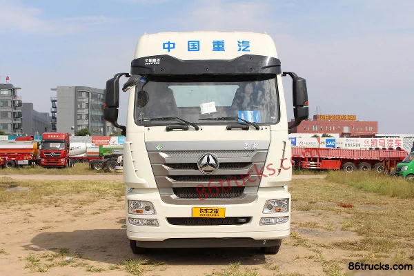 Sinotruk Hohan J7B Heavy Truck 320hp 6X2(8 wheels) LNG Tractor Truck Exterior (2) | 86Trucks