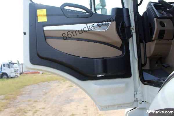 Sinotruk Hohan J7B Heavy Truck 320hp 6X2(8 wheels) LNG Tractor Truck Cab (1) | 86Trucks