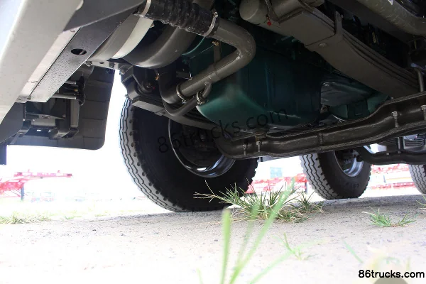 Sinotruk Hohan J7B Heavy Truck 320hp 6X2(8 wheels) LNG Tractor Truck Chassis (3) | 86Trucks