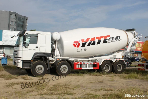 Sinotruk HOWO Heavy Truck 380 hp 8X4(12 wheels) 5.5m³ Concrete Mixer Truck Chassis Exterior (3) | 86Trucks