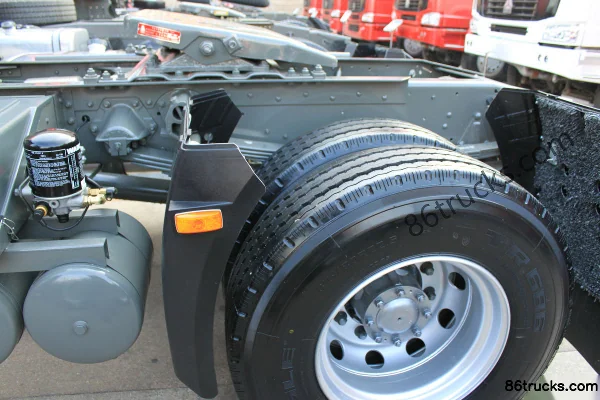 Sinotruk HOWO A7 Series Heavy Truck 340 hp 6X2(8 wheels) Tractor Truck Chassis (3) | 86Trucks